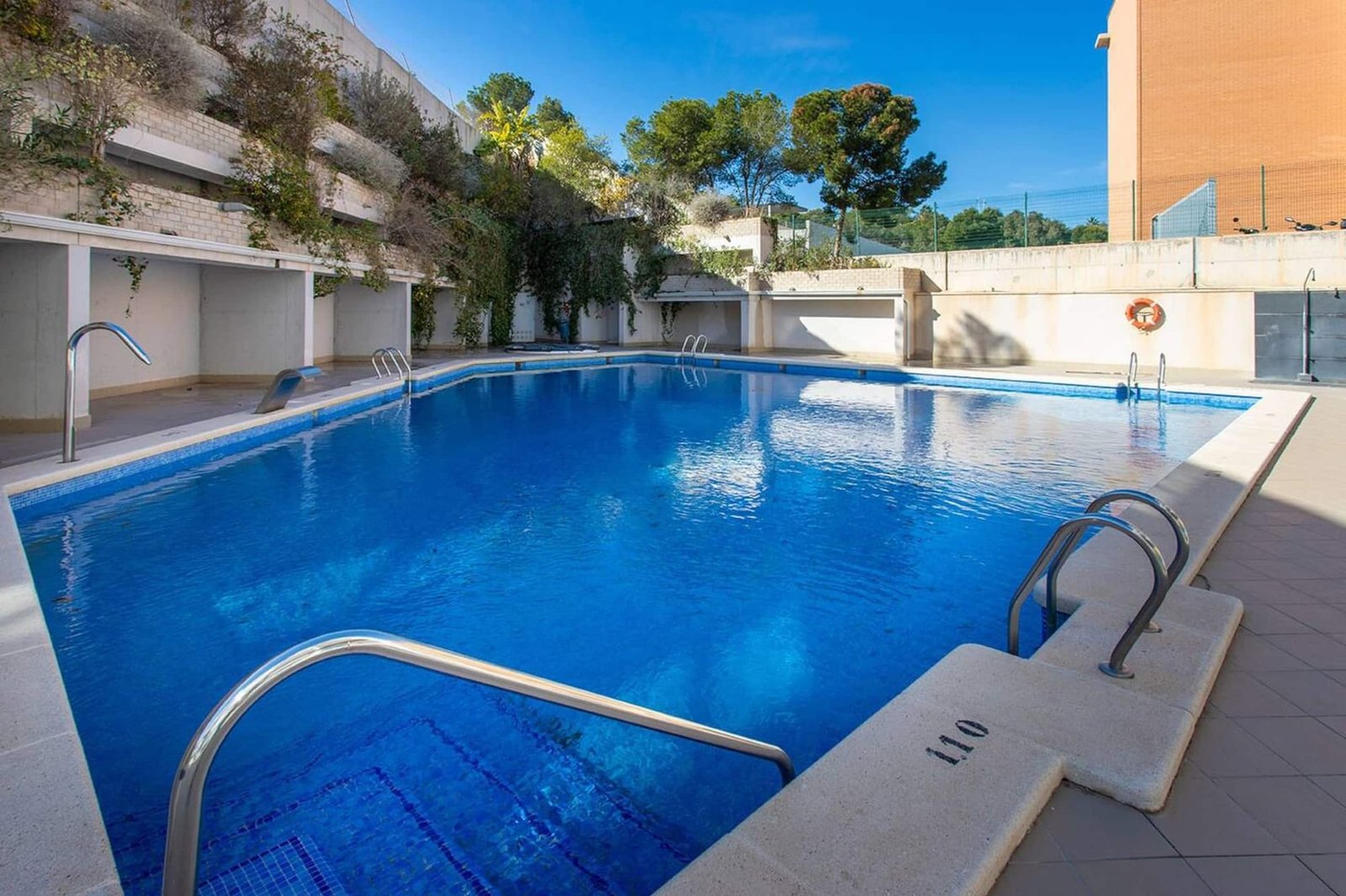 Piscina de un apartamento turístico en Alicante gestionado por Opal Properties