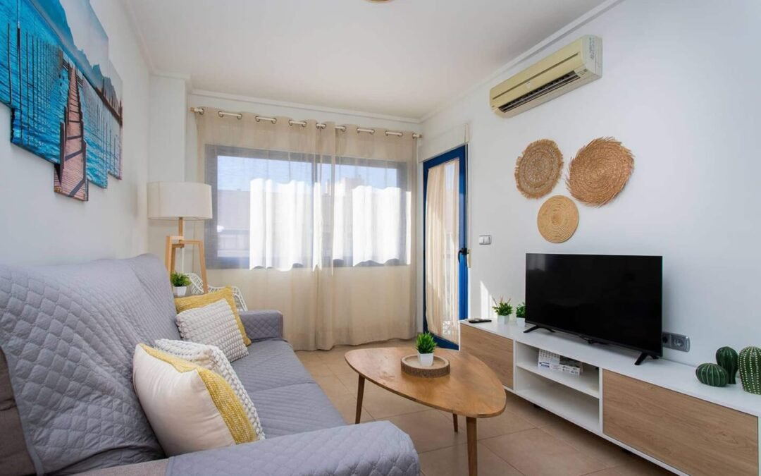 Salón de un apartamento turístico en Alicante gestionado por Opal Properties
