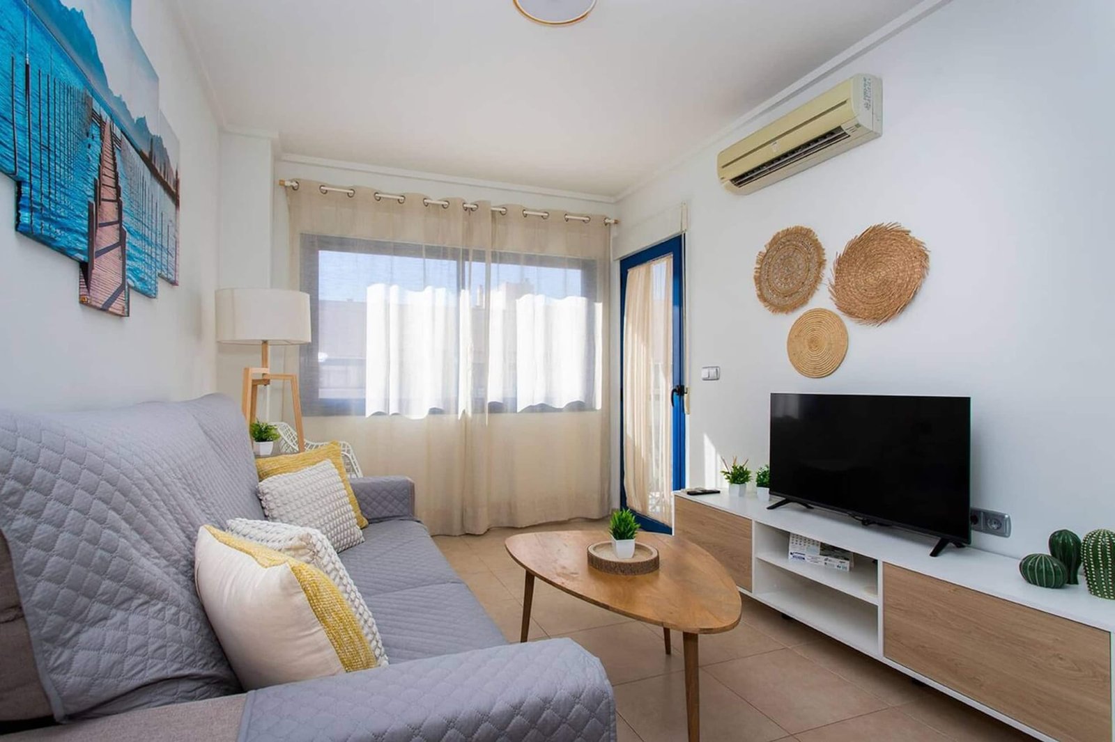 Salón de un apartamento turístico en Alicante gestionado por Opal Properties
