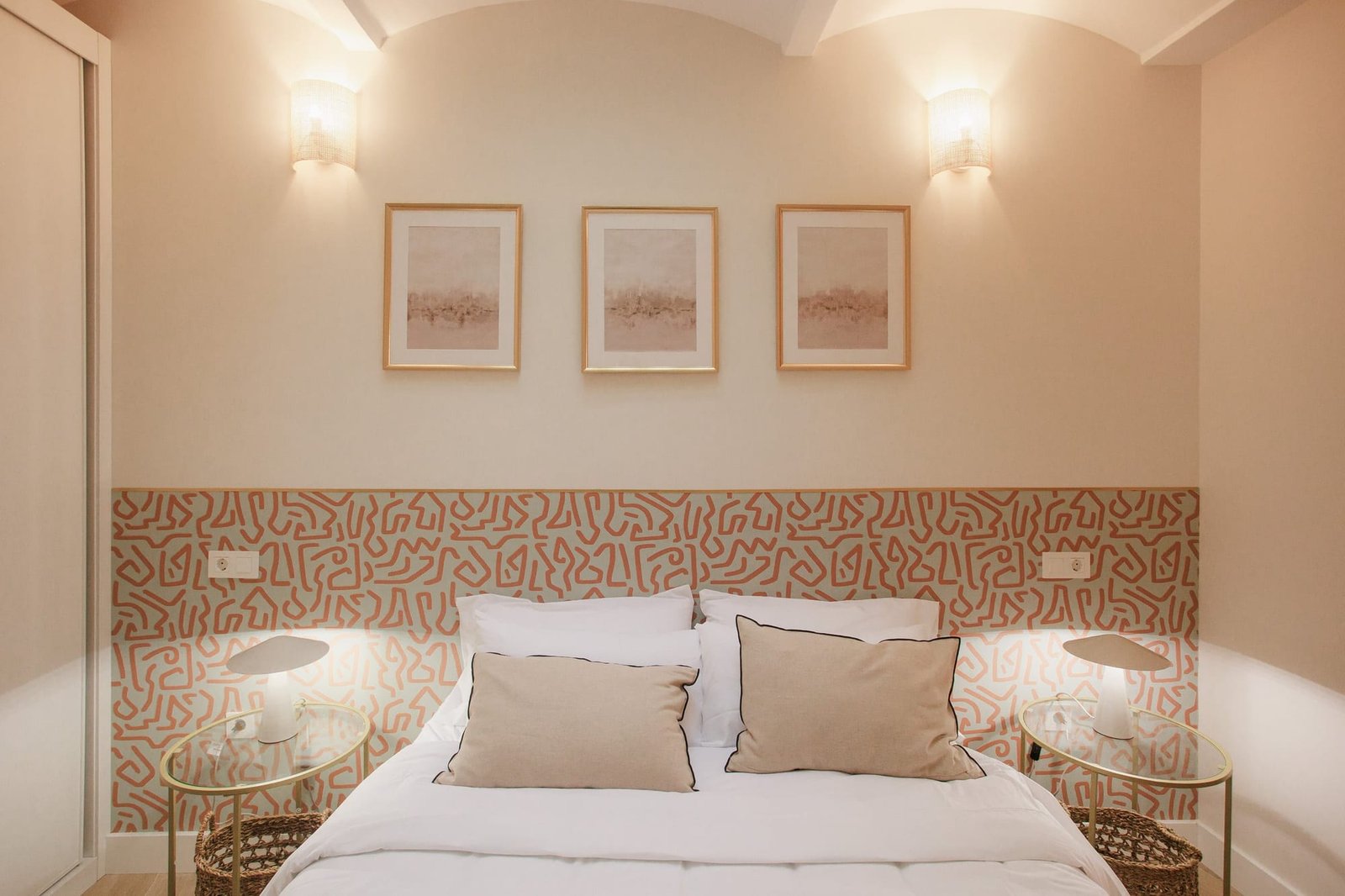 Dormitorio de un apartamento turístico en el centro de Badajoz gestionado por Opal Properties