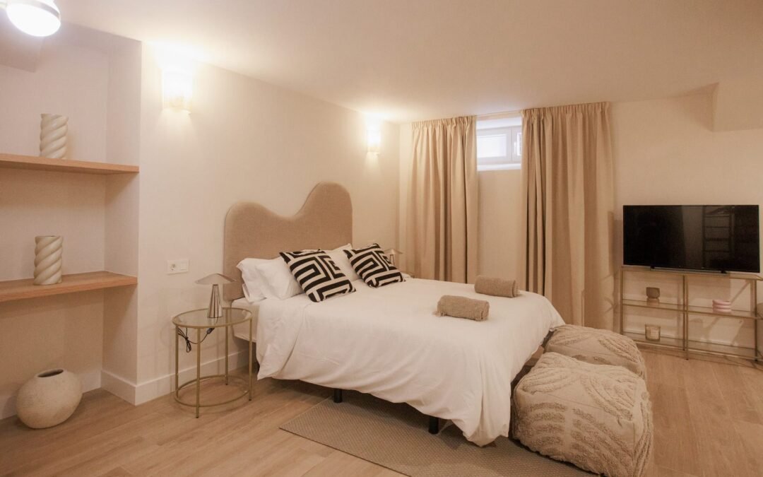 Dormitorio luminoso de un apartamento turístico en Badajoz gestionado por Opal Properties