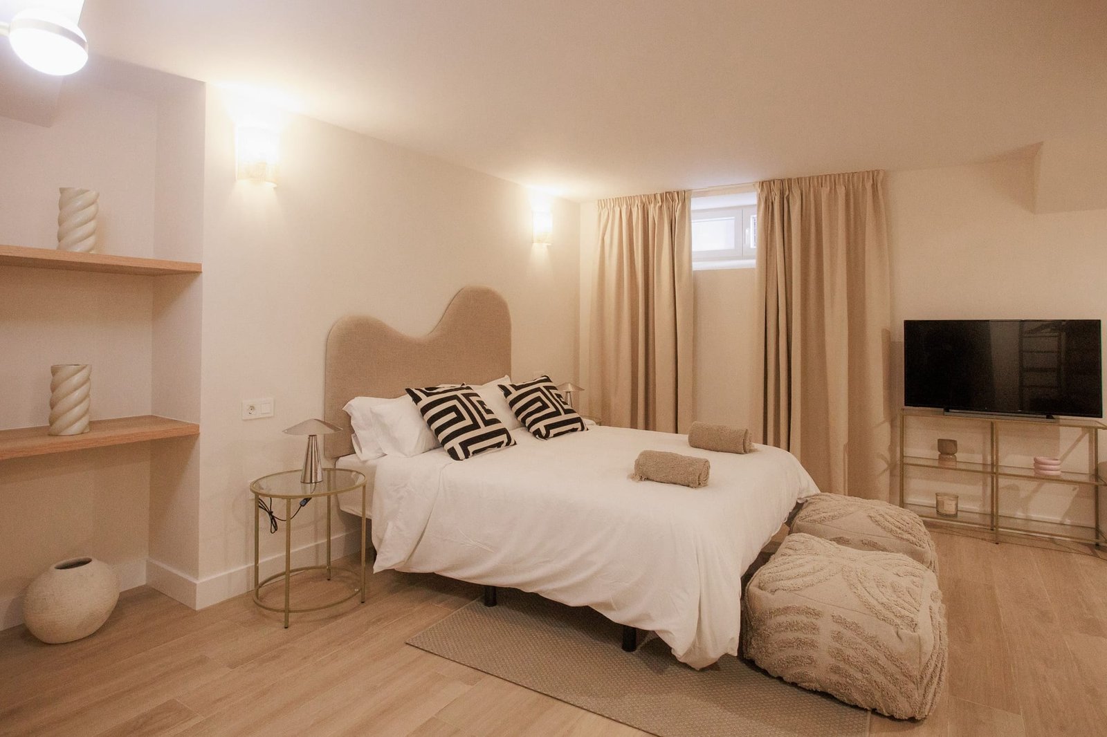 Dormitorio luminoso de un apartamento turístico en Badajoz gestionado por Opal Properties