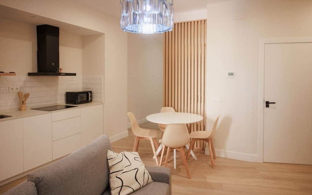 Salón con cocina abierta de un apartamento turístico en el centro de Badajoz gestionado por Opal Properties
