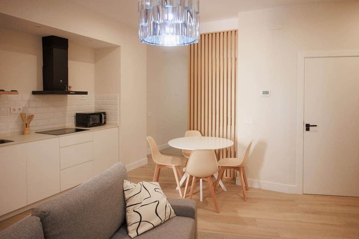 Salón con cocina abierta de un apartamento turístico en el centro de Badajoz gestionado por Opal Properties