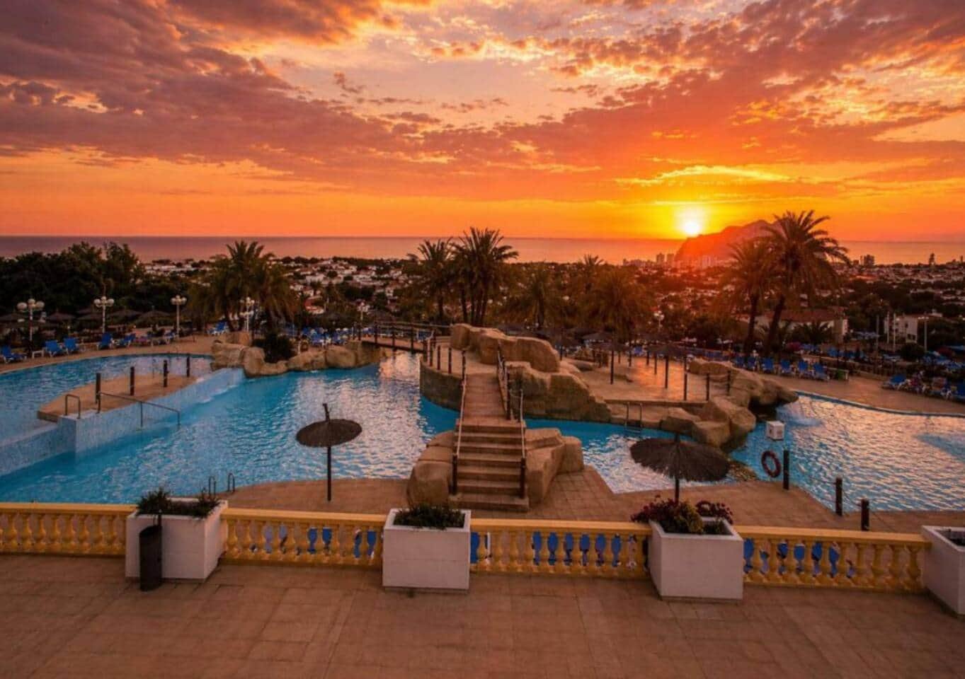 Piscina al atardecer con vistas al mar de una vivienda turística en Calpe gestionada por Opal Properties