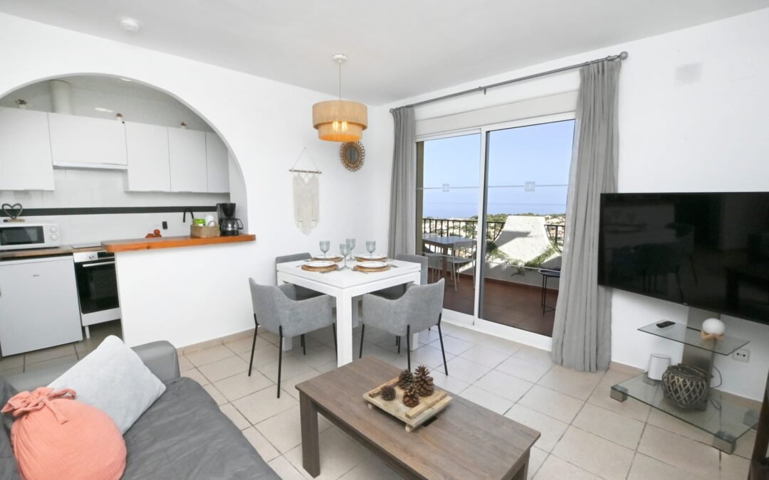 Salón con salida a la terraza en una vivienda turística de Calpe gestionado por Opal Properties