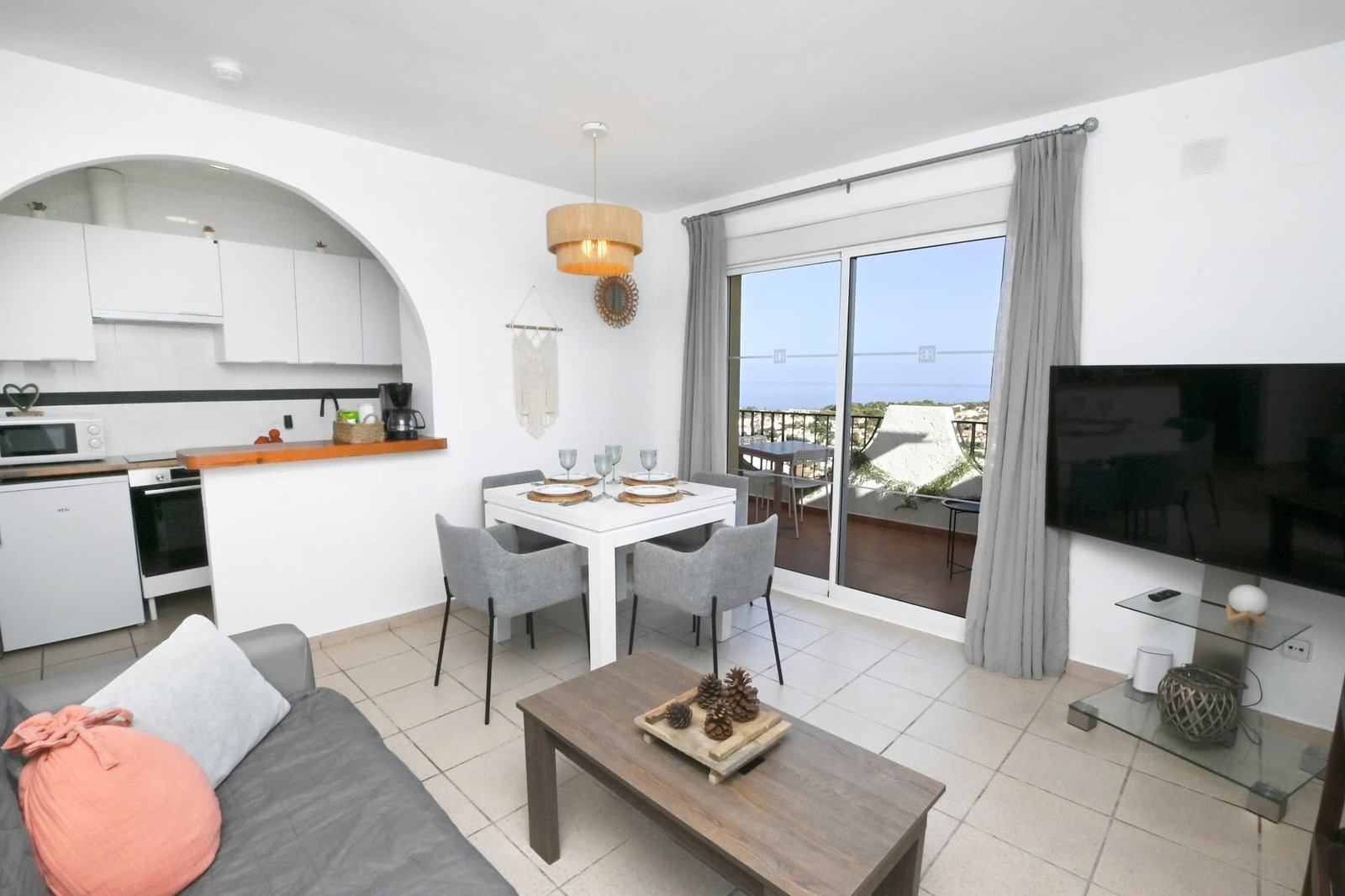 Salón con salida a la terraza en una vivienda turística de Calpe gestionado por Opal Properties