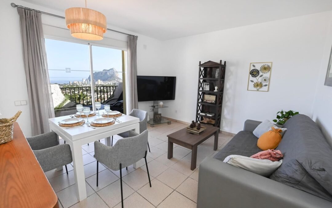 Salón con vistas al Peñón de Ifach en una vivienda turística de Calpe gestionado por Opal Properties