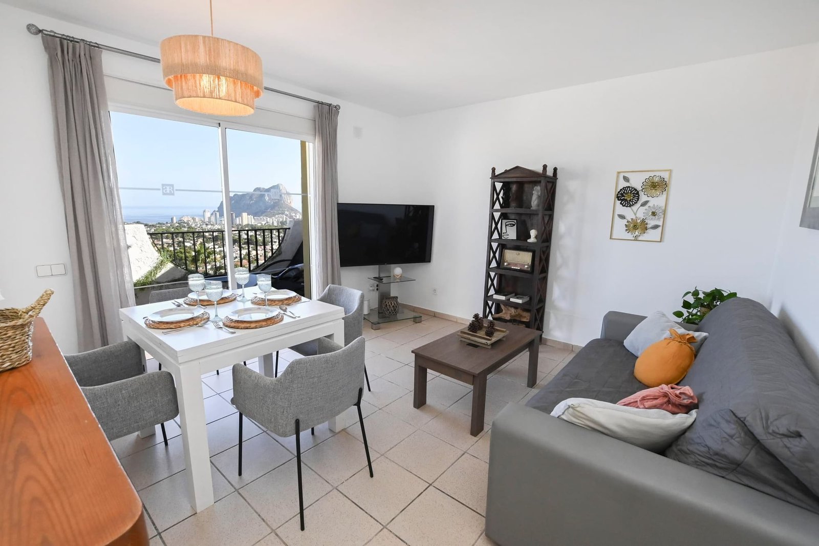 Salón con vistas al Peñón de Ifach en una vivienda turística de Calpe gestionado por Opal Properties