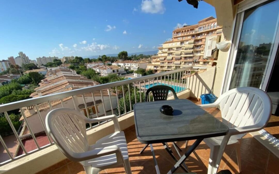 Terraza de un apartamento turístico en la playa de Gandía gestionado por Opal Properties
