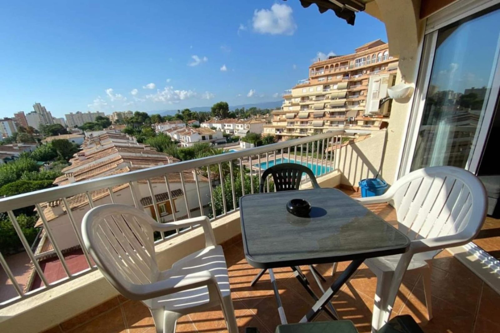 Terraza de un apartamento turístico en la playa de Gandía gestionado por Opal Properties