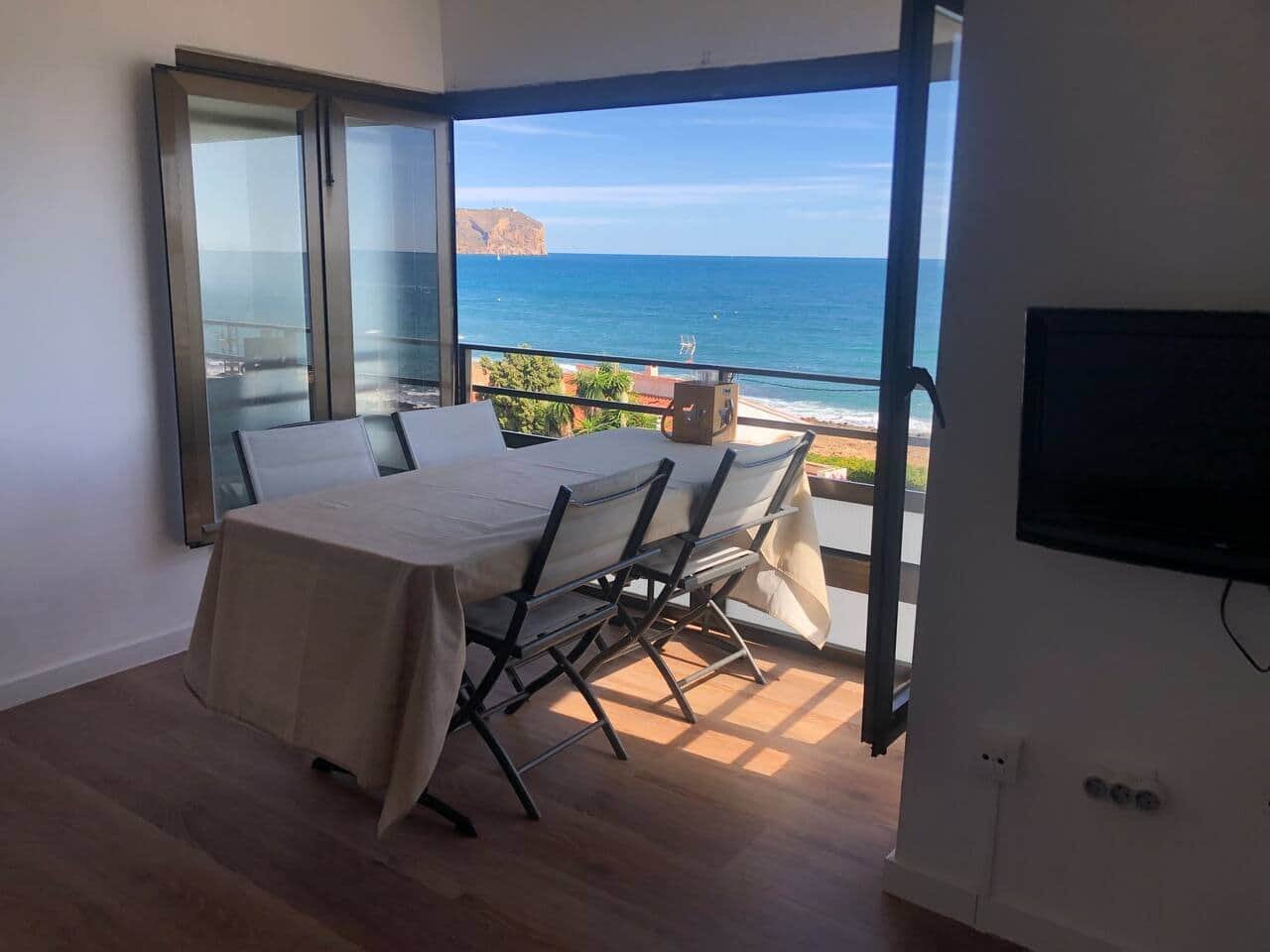 Comedor con vistas al mar en un apartamento turístico de Jávea gestionado por Opal Properties