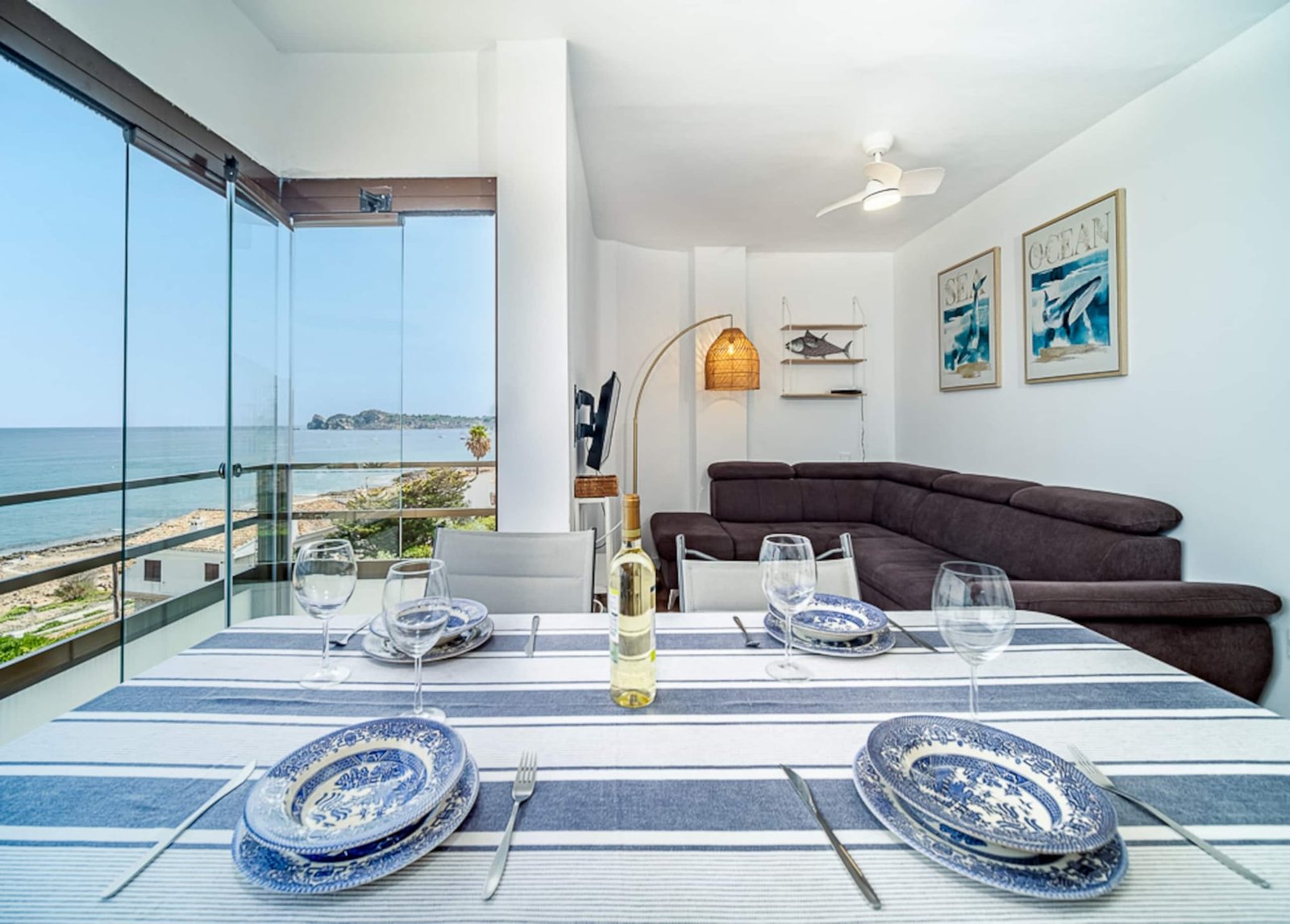 Salón con vistas al mar en un apartamento turístico de Jávea gestionado por Opal Properties