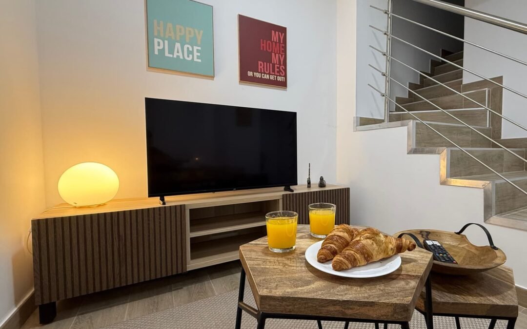 Desayuno en el salón de un piso turístico en Madrid gestionado por Opal Properties