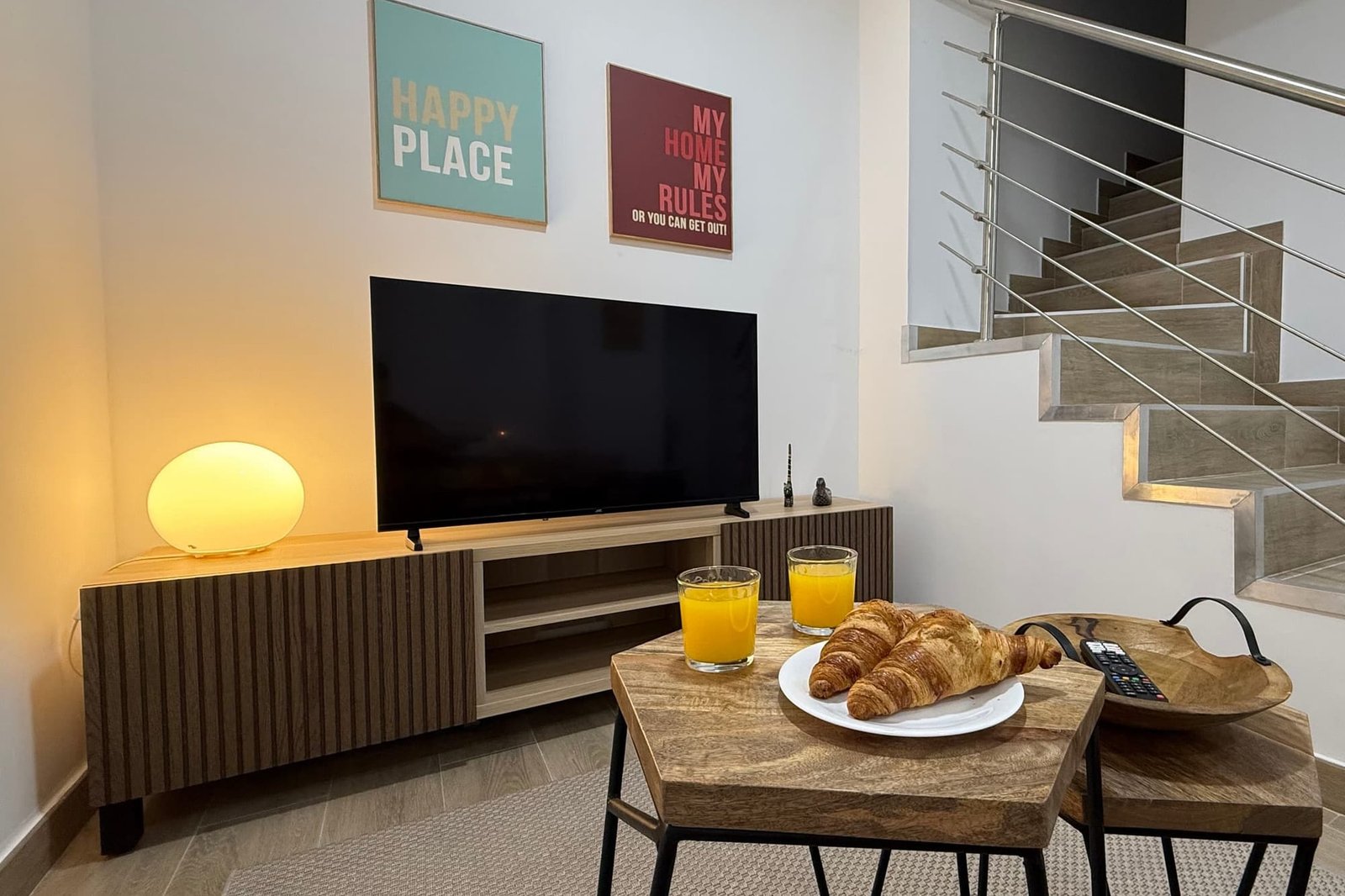 Desayuno en el salón de un piso turístico en Madrid gestionado por Opal Properties