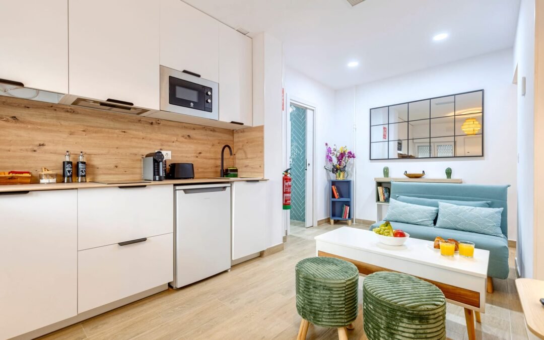Salón con cocina abierta de un apartamento turístico en Las Ventas (Madrid) gestionado por Opal Properties
