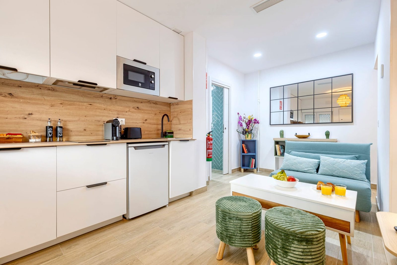 Salón con cocina abierta de un apartamento turístico en Las Ventas (Madrid) gestionado por Opal Properties