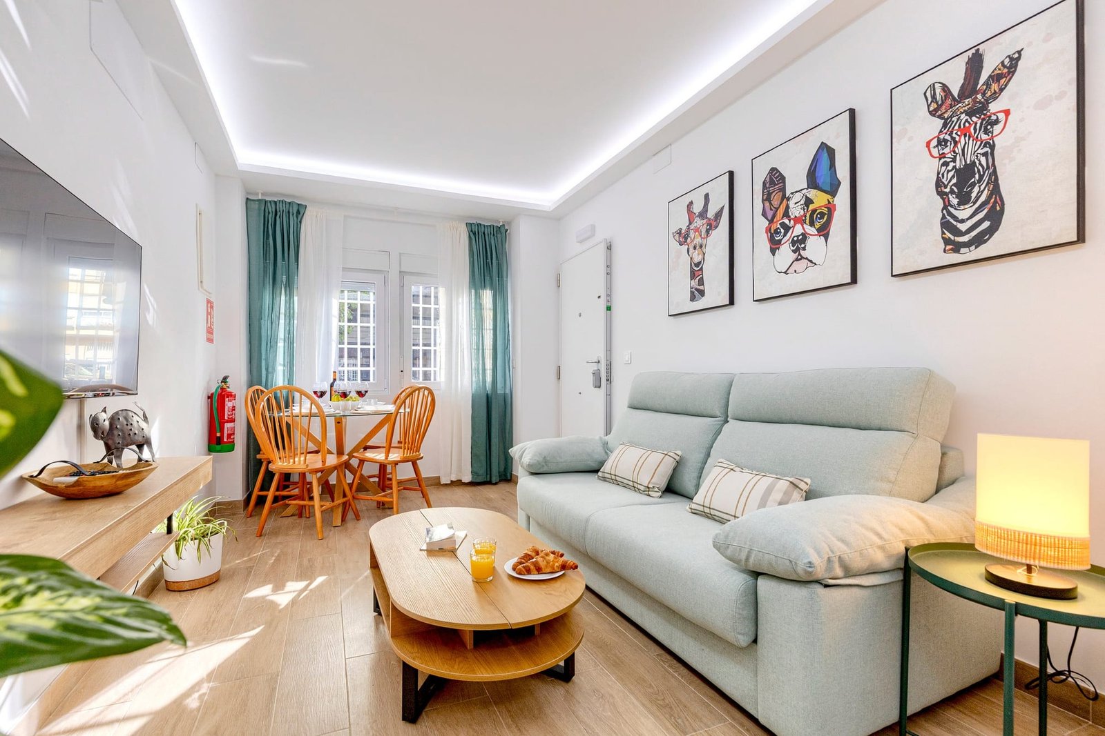 Salón luminoso de un apartamento turístico en Madrid gestionado por Opal Properties