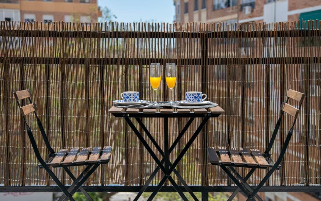 Desayuno en el balcón de un apartamento turístico en el centro de Málaga gestionado por Opal Properties