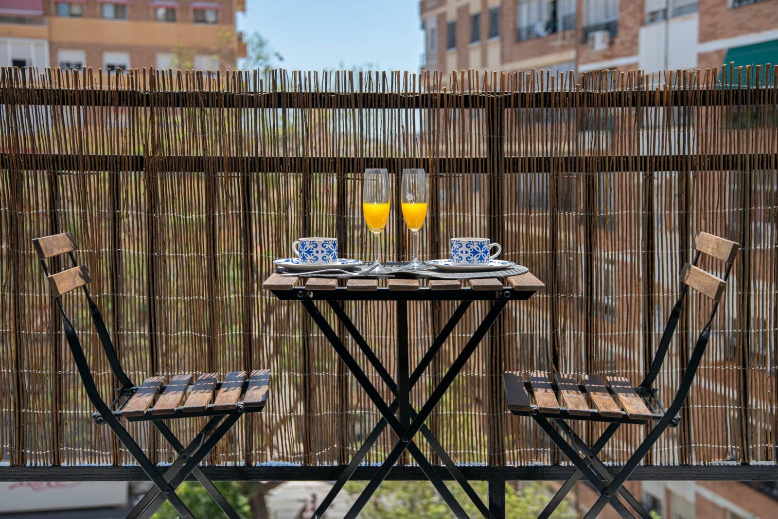 Desayuno en el balcón de un apartamento turístico en el centro de Málaga