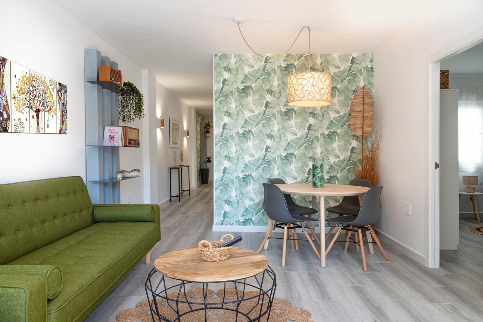 Salón luminoso de un apartamento turístico en el centro de Málaga gestionado por Opal Properties