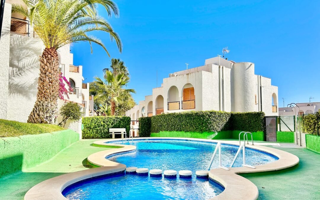 Piscina de un apartamento turístico en Puerto de Mazarrón gestionado por Opal Properties