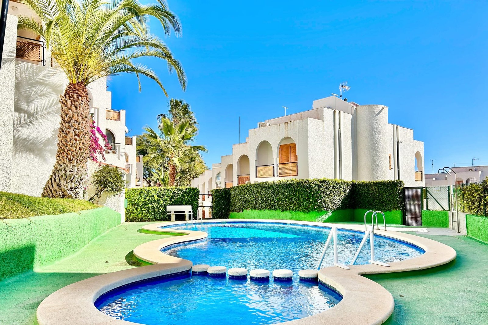 Piscina de un apartamento turístico en Puerto de Mazarrón gestionado por Opal Properties
