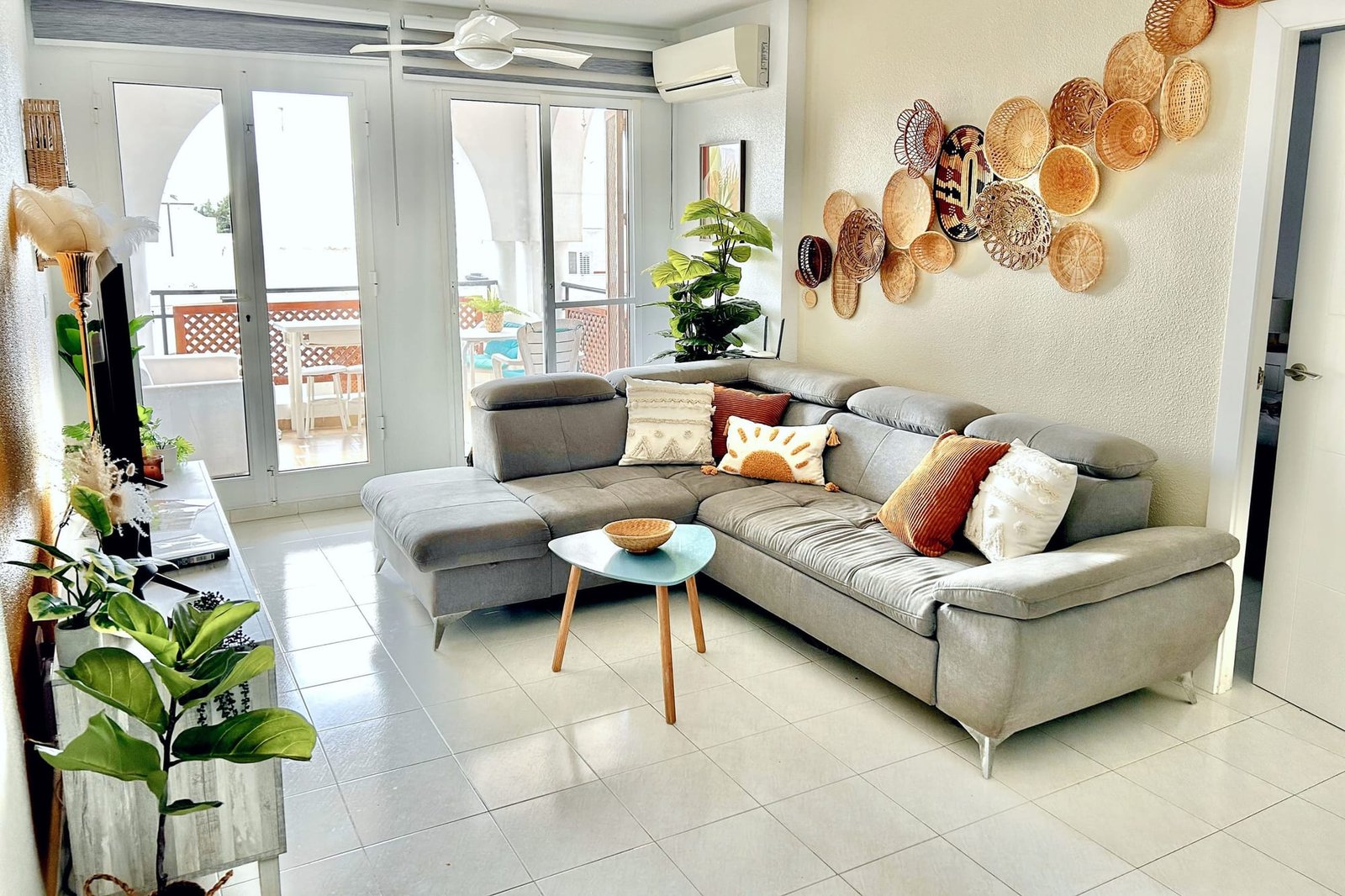 Salón de un apartamento turístico en Mazarrón gestionado por Opal Properties