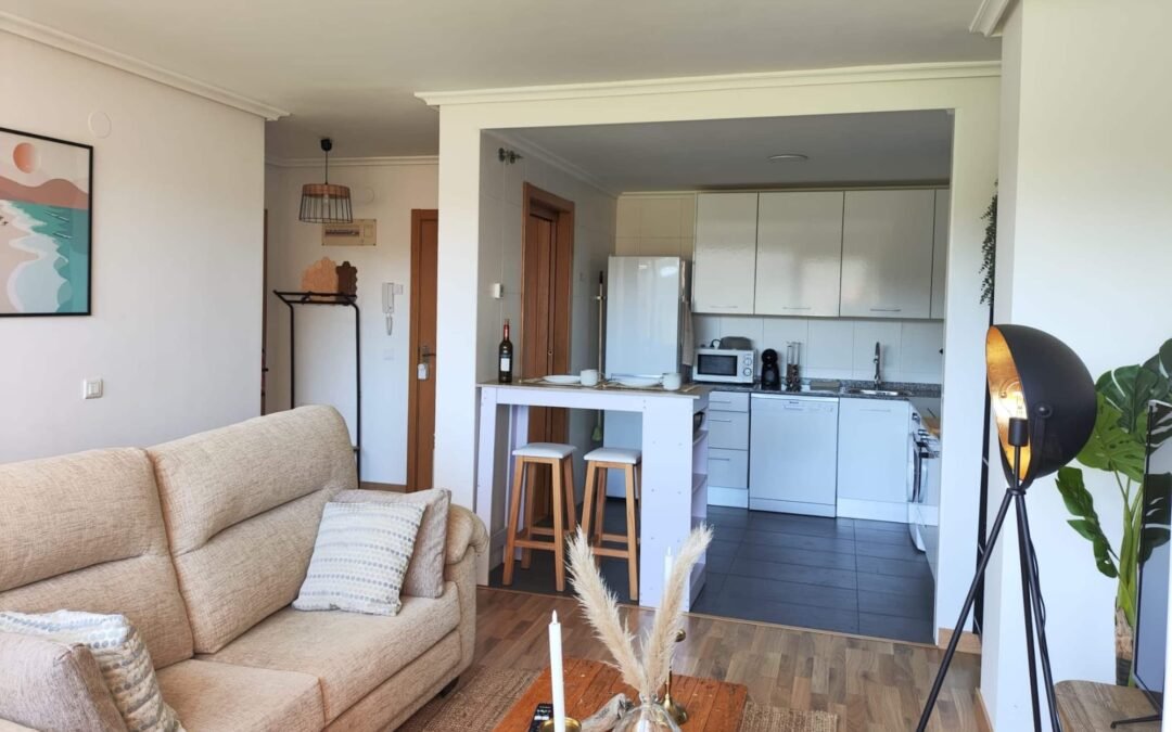 Salón de un apartamento turístico en Miengo (Cantabria) gestionado por Opal Properties