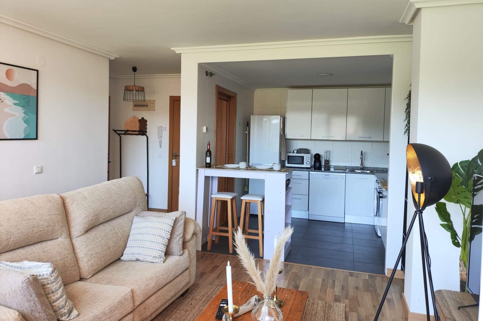 Salón de un apartamento turístico en Miengo (Cantabria) gestionado por Opal Properties