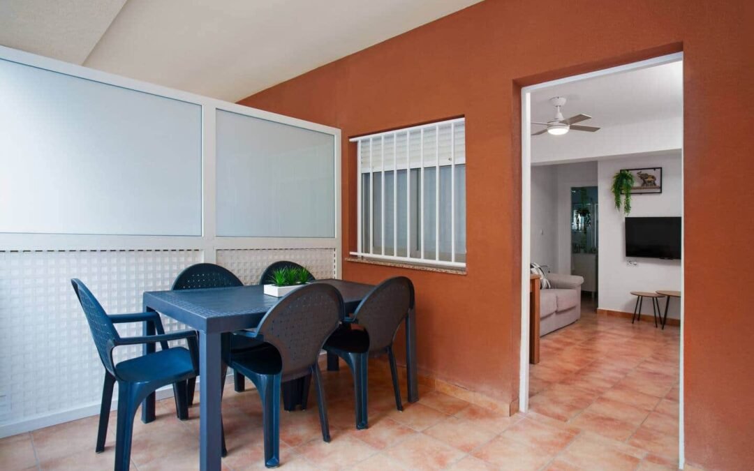 Terraza con comedor de un apartamento turístico en Peñíscola gestionado por Opal Properties