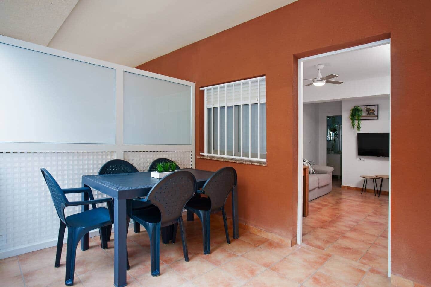 Terraza con comedor de un apartamento turístico en Peñíscola gestionado por Opal Properties