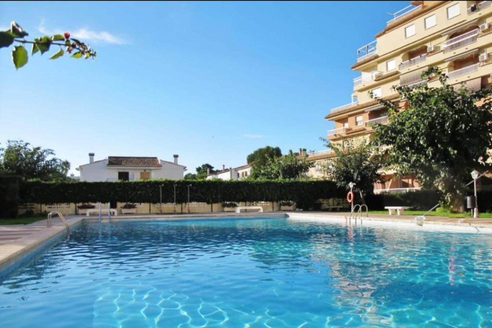 Piscina de la urbanización de un apartamento turístico en la playa de Gandía gestionado por Opal Properties