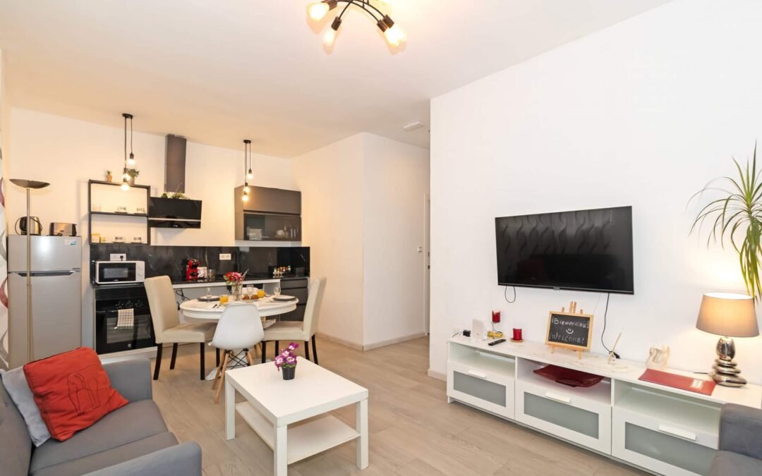 Salón comedor de un apartamento turístico en Valencia gestionado por Opal Properties