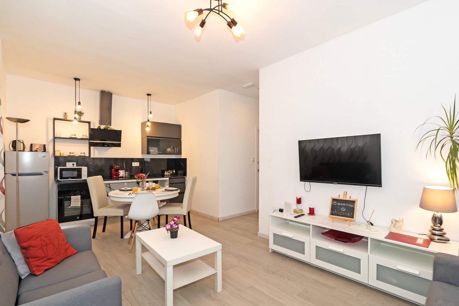 Salón comedor de un apartamento turístico en Valencia gestionado por Opal Properties