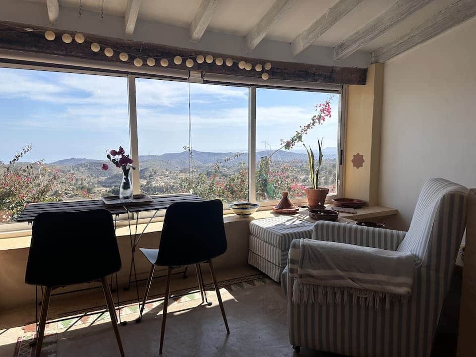Rincón con ventanal y vistas a la sierra en una casa turística de Aigües (Alicante) gestionada por Opal Properties