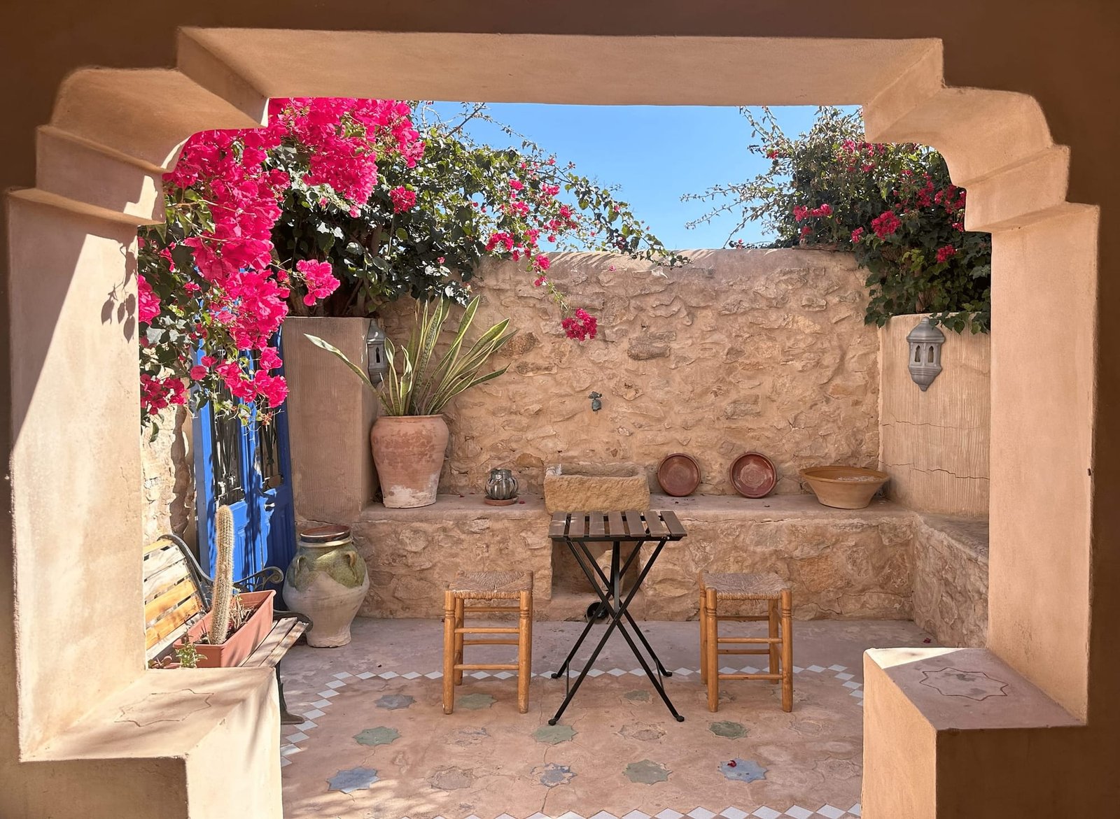 Patio con arco y buganvillas de una casa turística en Aigües (Alicante) gestionada por Opal Properties