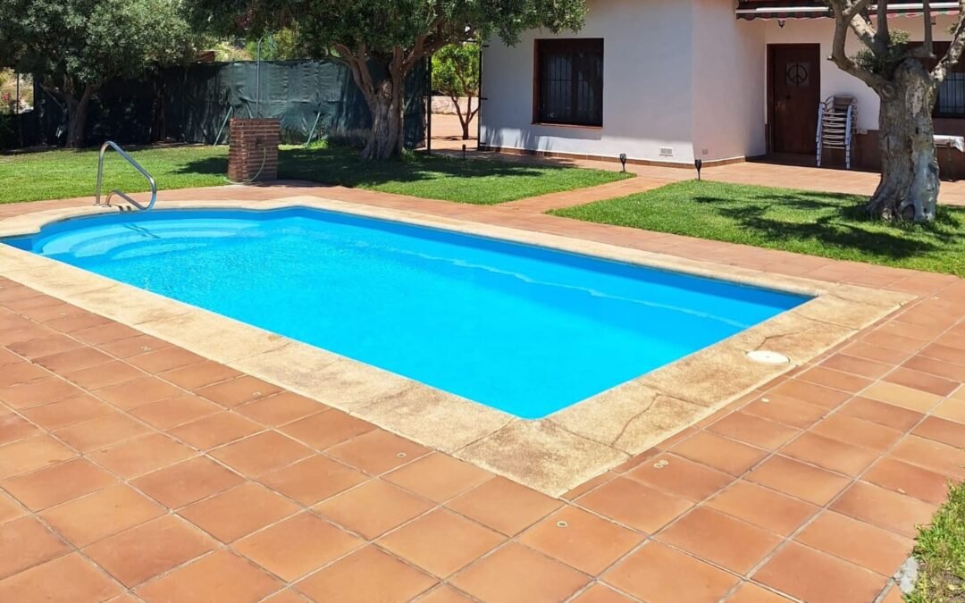 Piscina y jardín de una casa turística en Motril gestionado por Opal Properties