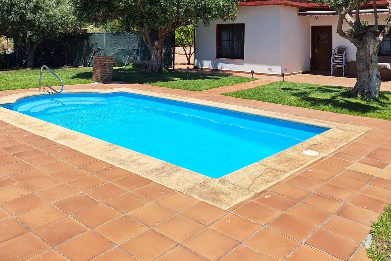Piscina y jardín de una casa turística en Motril gestionado por Opal Properties