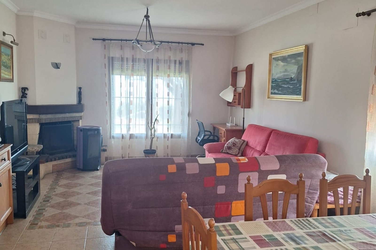 Salón con chimenea de una casa turística en Motril gestionado por Opal Properties