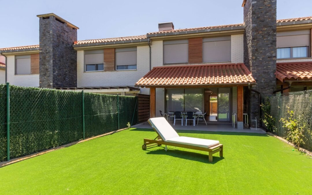 Jardín de un chalet turístico en Cirueña (La Rioja) gestionado por Opal Properties