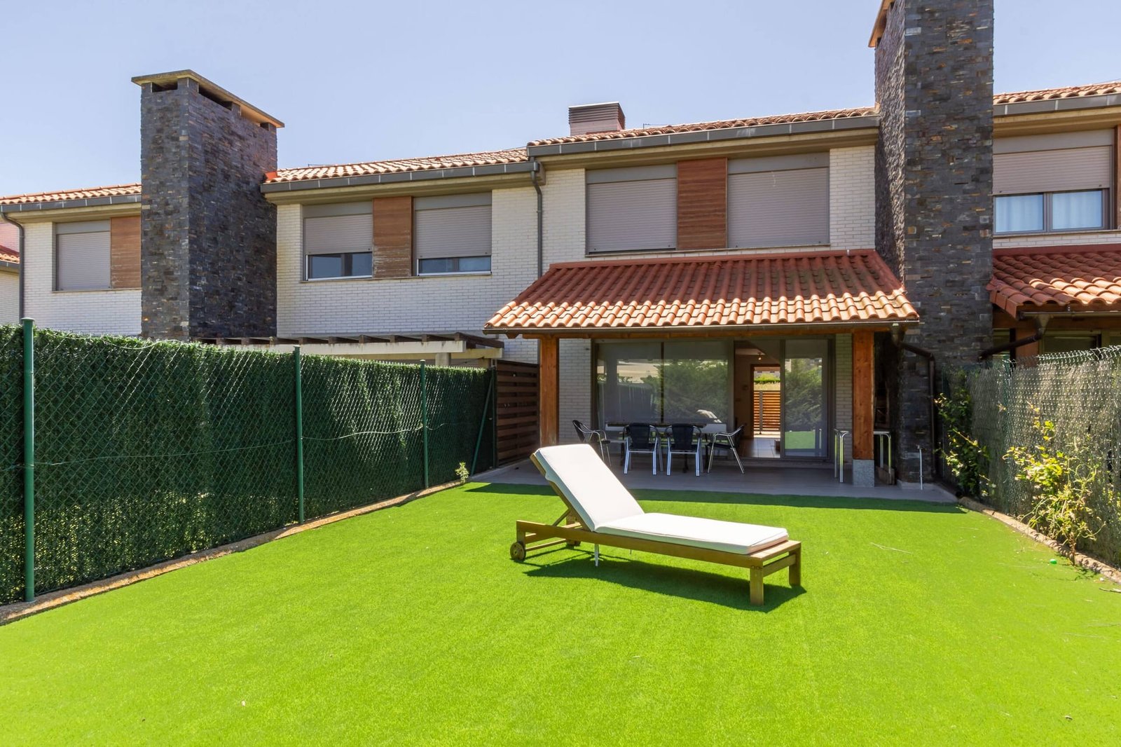 Jardín de un chalet turístico en Cirueña (La Rioja) gestionado por Opal Properties