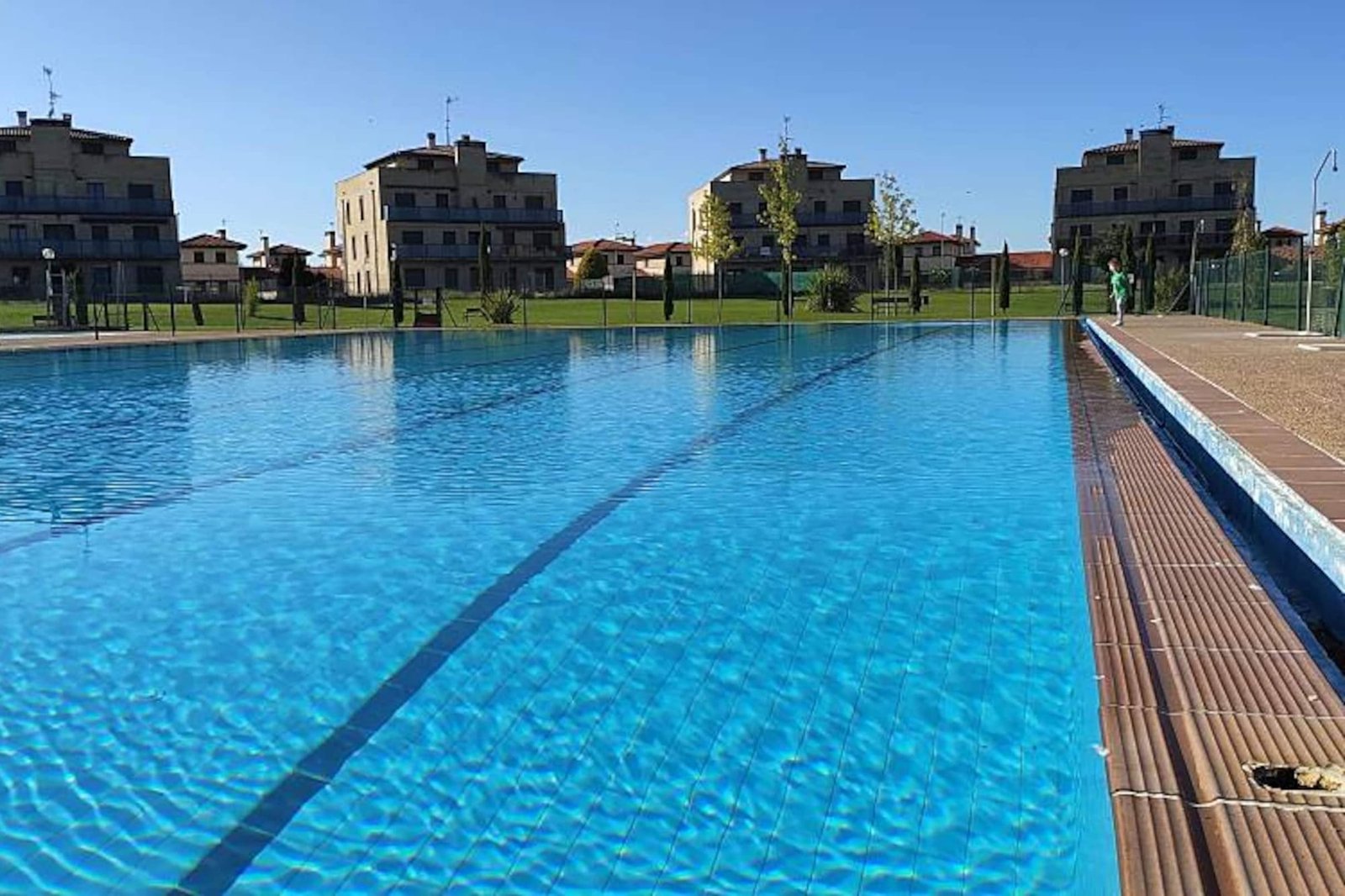 Piscina de un chalet turístico en Cirueña (La Rioja) gestionado por Opal Properties