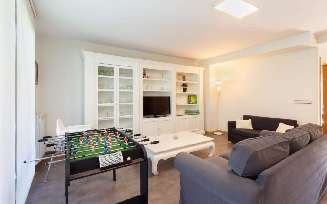 Salón con futbolín de un chalet turístico en La Rioja gestionado por Opal Properties