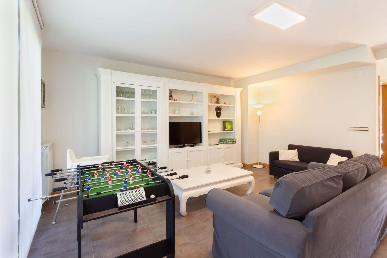 Salón con futbolín de un chalet turístico en La Rioja gestionado por Opal Properties