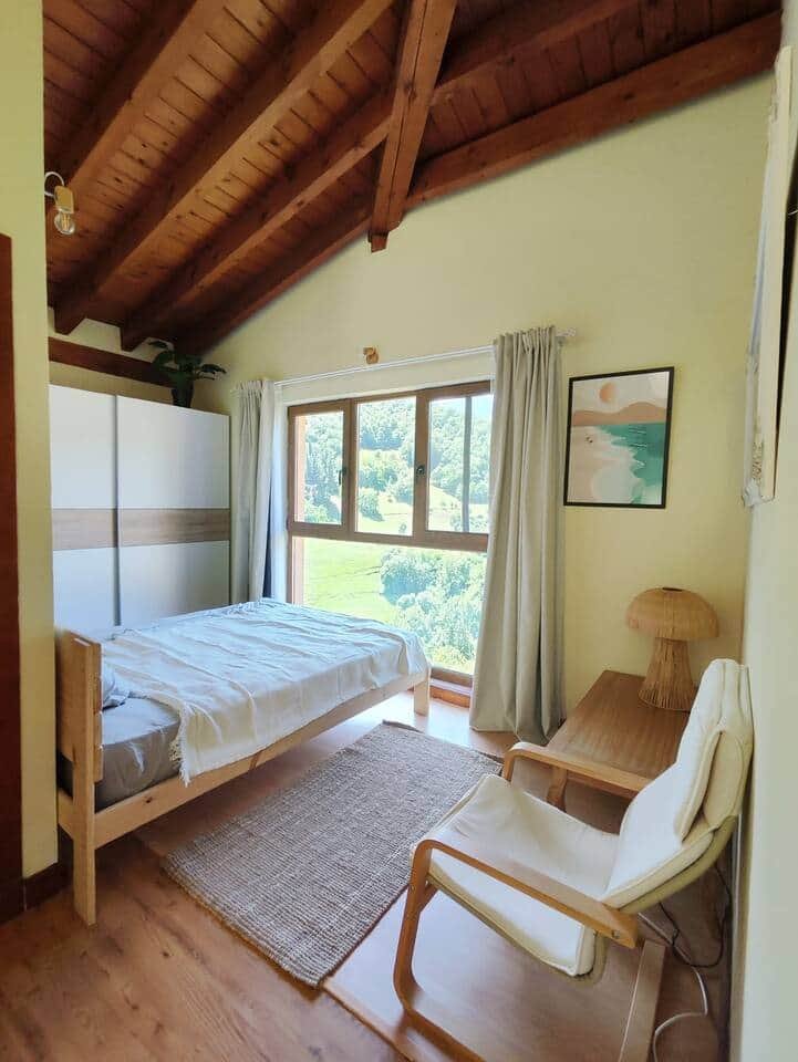 Dormitorio con vistas al valle en un dúplex turístico de Vega de Liébana (Cantabria) gestionado por Opal Properties