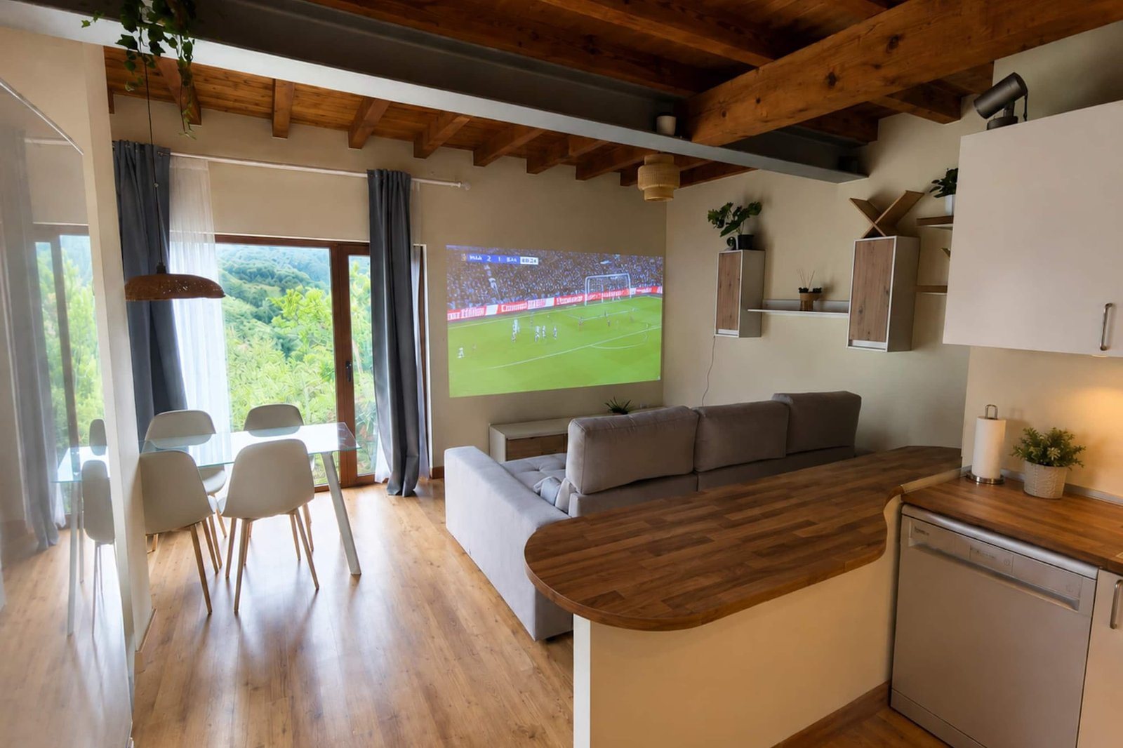 Salón con vistas al valle en un dúplex turístico de Vega de Liébana (Cantabria) gestionado por Opal Properties