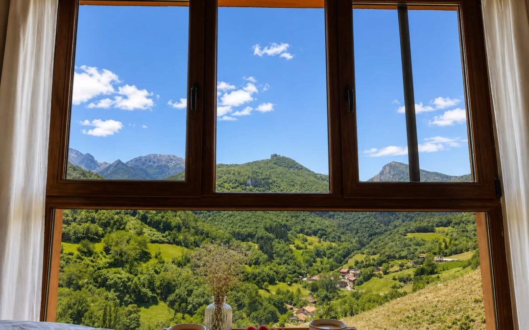 Desayuno frente a la ventana con vistas a los Picos de Europa en un dúplex turístico de Liébana (Cantabria) gestionado por Opal Properties