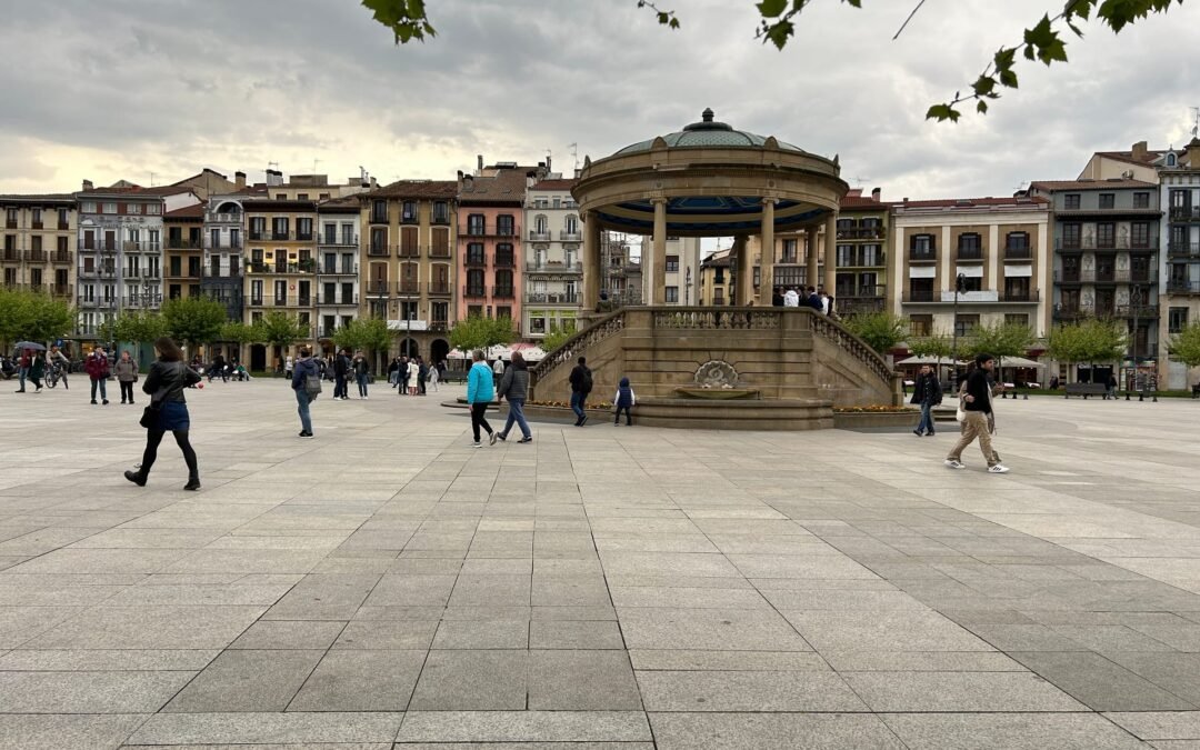 Plaza del Castillo de Pamplona con su quiosco
