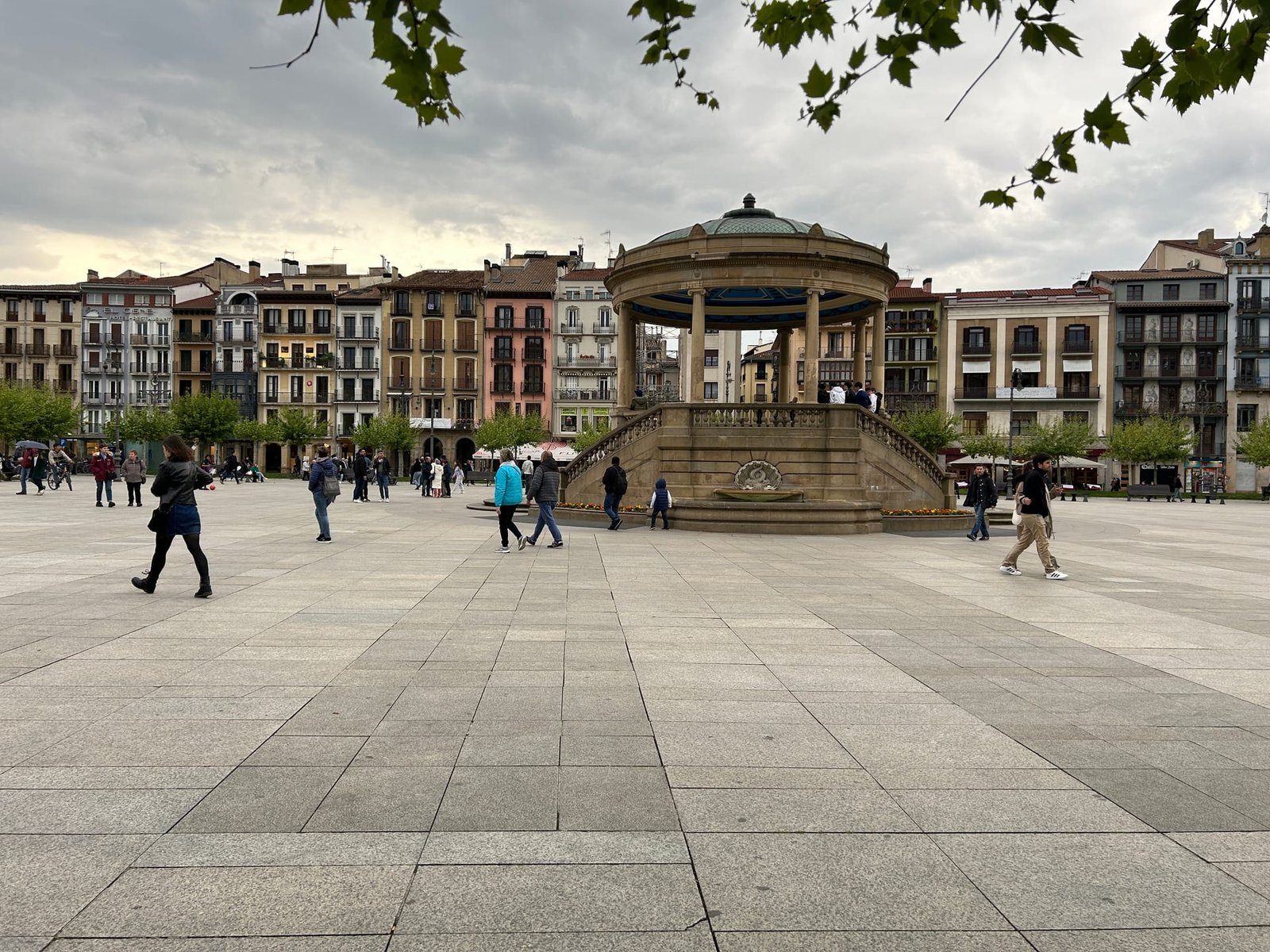 Plaza del Castillo de Pamplona con su quiosco